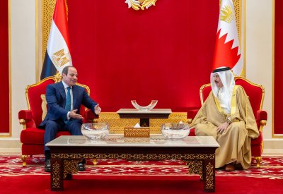 جلالة الملك المعظم في مقدمة مستقبلي فخامة الرئيس المصري لدى وصوله إلى البلاد