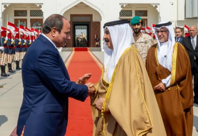 الملك المعظم في مقدمة مودعي فخامة الرئيس المصري لدى مغادرته البلاد