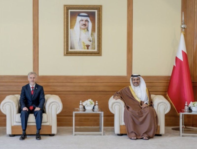 وزير الإعلام يستقبل سفير المملكة المتحدة لدى مملكة البحرين