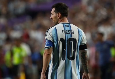 سر ميسي القاتل ليس في قدميه.. بل في طريقة مشيه