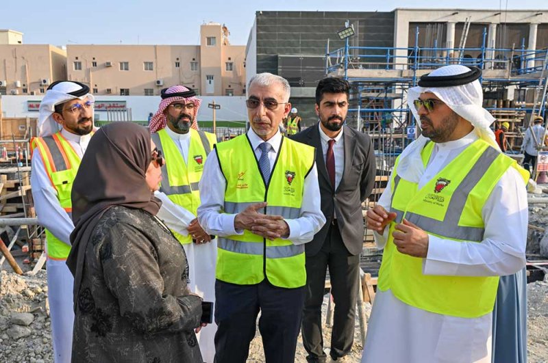 وزير الأشغال يتفقد مشاريع تطوير مدينة المحرق ويؤكد المضي في تنفيذها وفق أعلى معايير الجودة