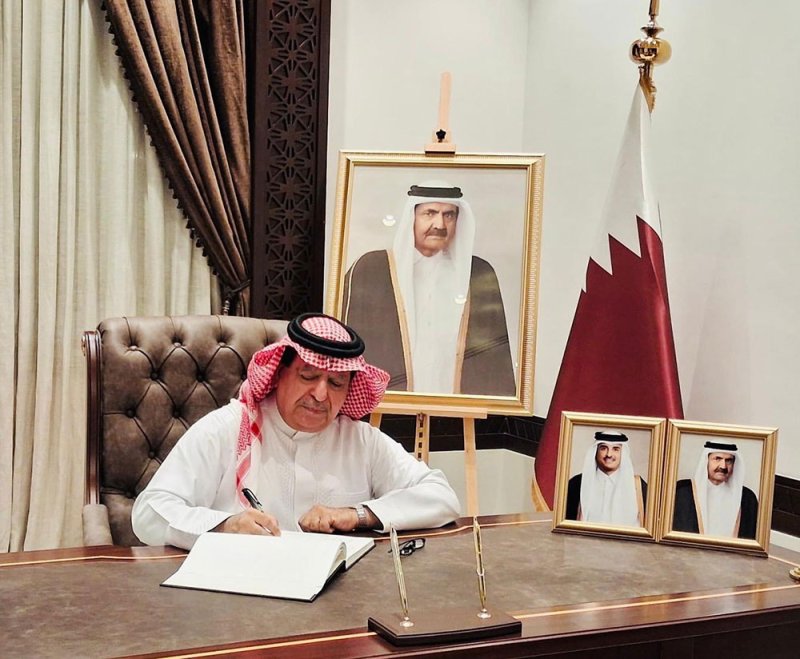 الكاتب الصحفي جمال الياقوت يعزي سفير دولة قطر لدى البحرين في وفاة الأمير الوالد الشيخ حمد بن خليفة آل ثاني