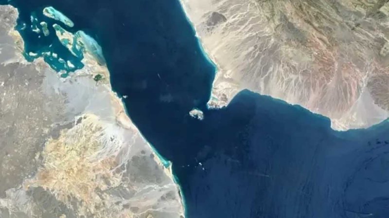 تقارير: إيران تطلب من الحوثيين الاستعداد لإغلاق باب المندب