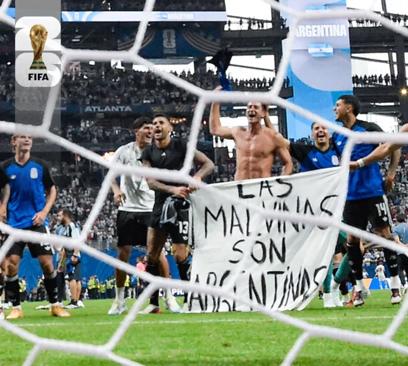 مسؤول بريطاني يطالب بطرد لاعبي الأرجنتين من الدوري الإنجليزي