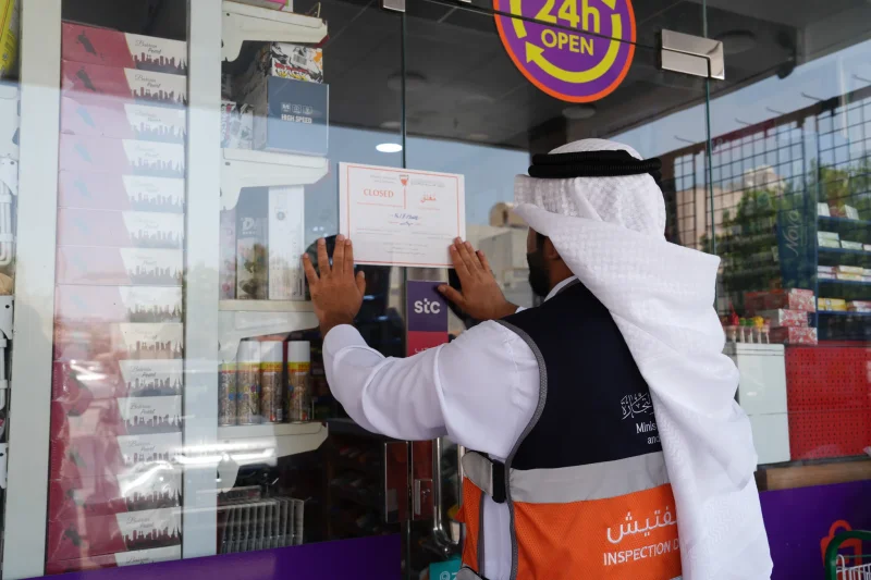 وزارة الصناعة والتجارة تغلق منشأة تجارية إدارياً وتضبط عددًا من المخالفات في أربعة محلات لبيع المواد الغذائية