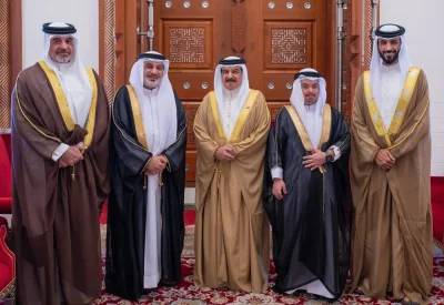 جلالة الملك المعظم يستقبل الفنان إسحاق الكوهجي لإهداء لوحة فنية لجلالته