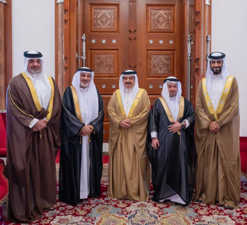 جلالة الملك المعظم يستقبل الفنان إسحاق الكوهجي لإهداء لوحة فنية لجلالته