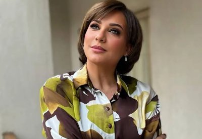 سلاف فواخرجي تنهي الجدل بصورة عائلية من القاهرة