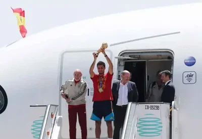 طائرة المنتخب الإسباني المتوج بكأس العالم تحط في مدريد