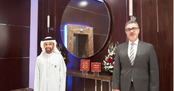 “الفنادق الوطنية” الشركة المالكة لفندق “الدبلومات” تتسلّم أعمال “أثر بكلمات” من الكاتب راشد بن محمد