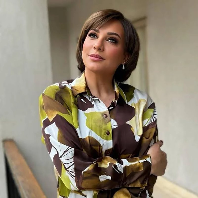 سلاف فواخرجي تنهي الجدل بصورة عائلية من القاهرة