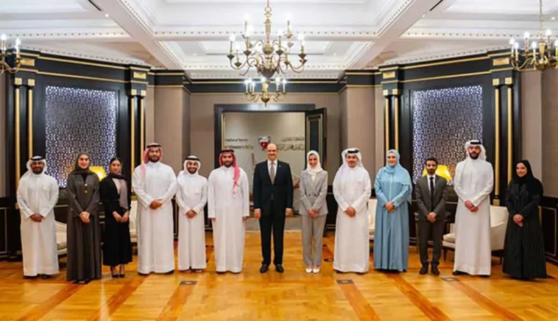 وزير العمل ووزير الشؤون القانونية يلتقي منتسبي الدفعة الحادية عشرة من برنامج رئيس مجلس الوزراء لتنمية الكوادر الحكومية
