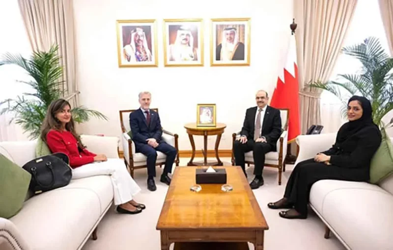 وزير العمل ووزير الشؤون القانونية يستقبل سفير المملكة المتحدة لدى مملكة البحرين