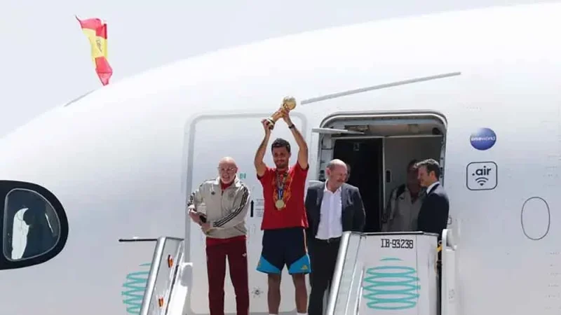 طائرة المنتخب الإسباني المتوج بكأس العالم تحط في مدريد