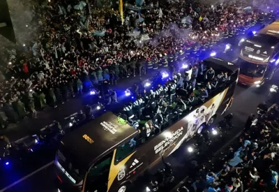 الآلاف يستقبلون منتخب الأرجنتين من دون ميسي