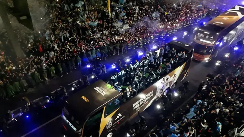 الآلاف يستقبلون منتخب الأرجنتين من دون ميسي
