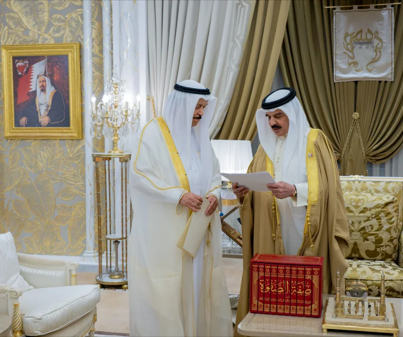 جلالة الملك المعظم يستقبل رئيس المجلس الأعلى للشئون الإسلامية لإهداء كتاب "صفة الصفوة "
