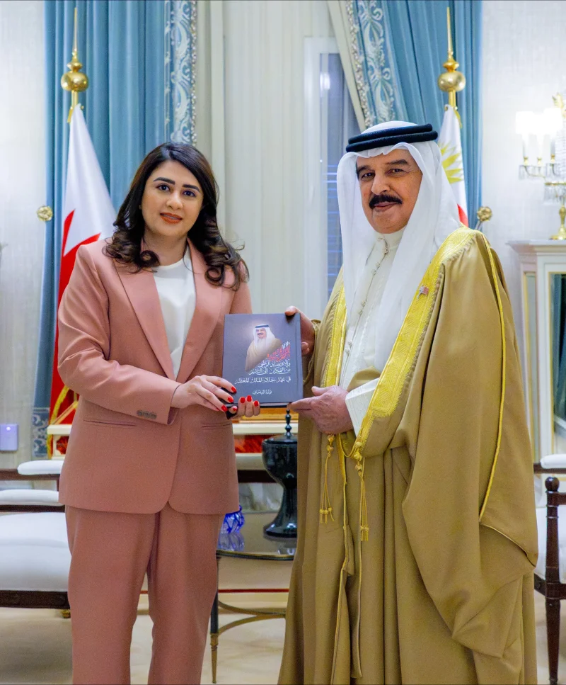 جلالة الملك المعظم يستقبل الكاتبة نورة الفيحاني لإهداء كتابها إلى جلالته