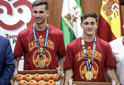 "طماطم".. أغرب تكريم لغافي ورويز بعد فوز إسبانيا بكأس العالم