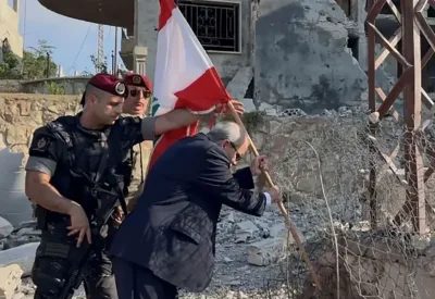 سلام يغرس علم لبنان في زوطر الغربية.. "ماضون بانسحاب إسرائيل من الجنوب"
