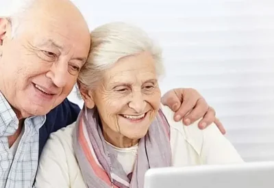 سبب طلب والديك المساعدة دائمًا في الهاتف.. المشكلة ليست في الجهاز