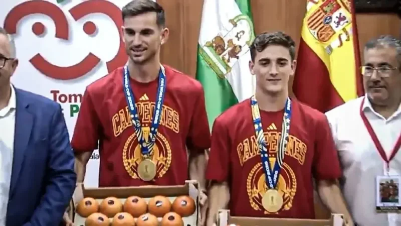 "طماطم".. أغرب تكريم لغافي ورويز بعد فوز إسبانيا بكأس العالم