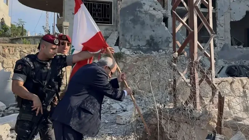 سلام يغرس علم لبنان في زوطر الغربية.. "ماضون بانسحاب إسرائيل من الجنوب"