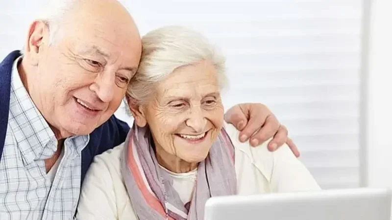 سبب طلب والديك المساعدة دائمًا في الهاتف.. المشكلة ليست في الجهاز