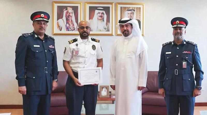 رئيس الجمارك يكرّم أحد منتسبي جمارك المنافذ الجوية تقديراً لجهوده في إحباط محاولة نوعية لتهريب المواد المخدرة