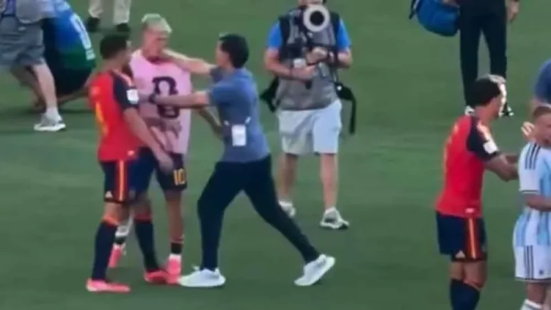مدرب الأرجنتين نادم على موقفه مع أولمو.. ويريد الاعتذار