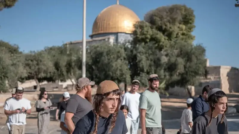 الرئاسة الفلسطينية تدين اقتحام مستوطنين للأقصى وتصفه بالانتهاك الصارخ