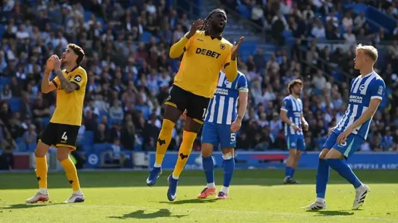 لاعب وولفرهامبتون يتسبب بأزمة