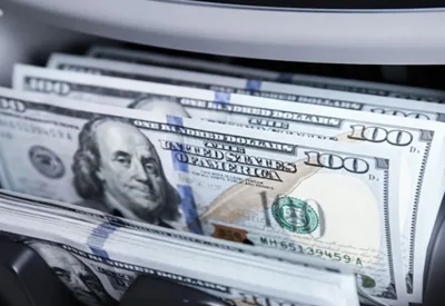 الدولار يرتفع مدعومًا بارتفاع أسعار النفط وعوائد السندات