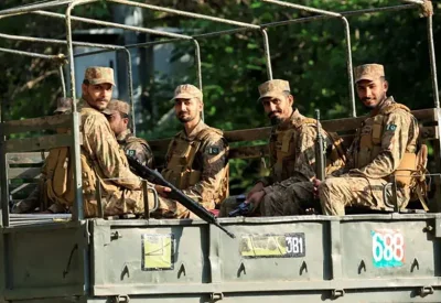 الجيش الباكستاني: 15 قتيلا بينهم 12 جنديا في تفجير انتحاري