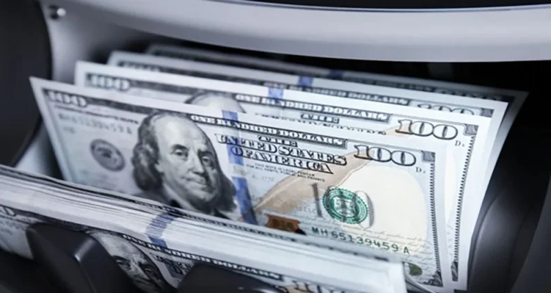 الدولار يرتفع مدعومًا بارتفاع أسعار النفط وعوائد السندات