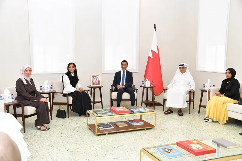 وزير شؤون البلديات والزراعة يجتمع مع رئيس وأعضاء جمعية البحرين للمدن الذكية