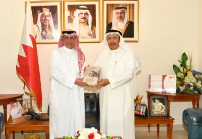 محافظ المحرق يشيد بإسهامات الكتاب والباحثين البحرينيين في توثيق الذاكرة الوطنية