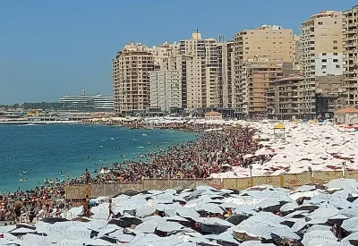 إغلاق شواطئ مصرية بسبب أمواج عاتية وتيارات سحب