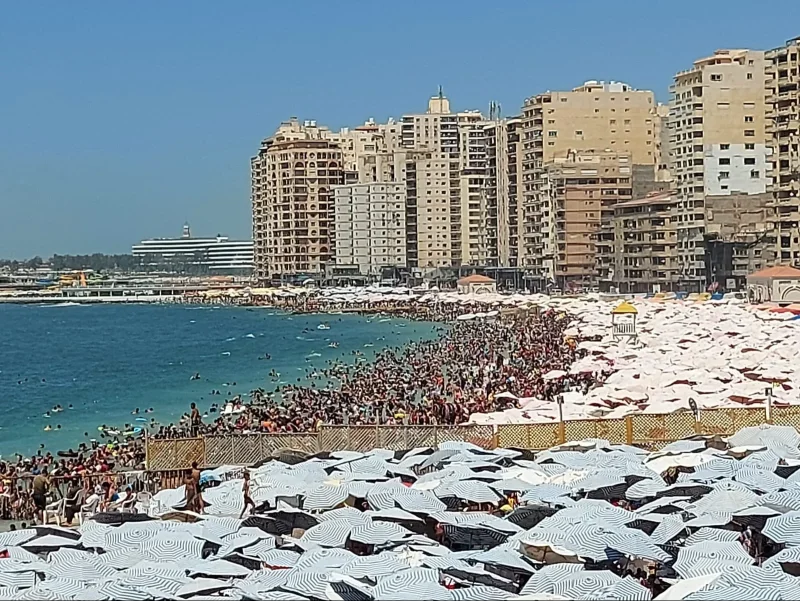 إغلاق شواطئ مصرية بسبب أمواج عاتية وتيارات سحب