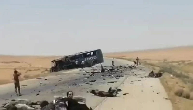تصادم حافلتين يخلف عشرات القتلى والجرحى في السخنة بسوريا