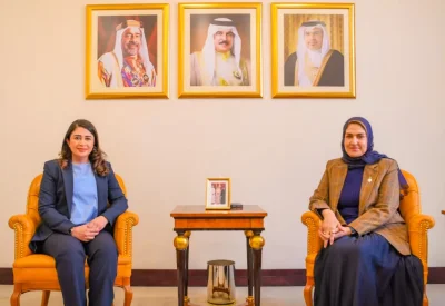 مستشارة جلالة الملك للشؤون الثقافية والعلمية تتسلّم مؤلفًا جديدًا للكاتبة نورة الفيحاني حول إسهامات المرأة البحرينية في الاقتصاد الوطني