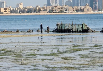 إزالة الحاجز البحري بساحل العكر جرّاء تجمع المخلفات