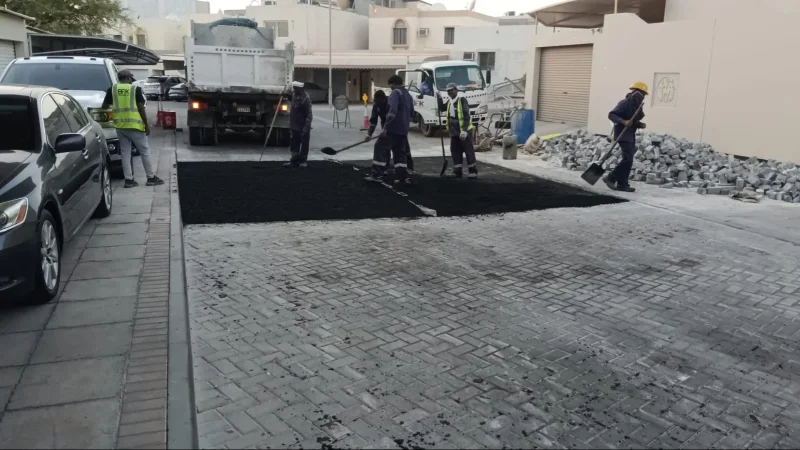 إنشاء مرتفعات لتخفيف السرعة في مدينة حمد