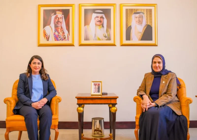 مستشارة جلالة الملك للشؤون الثقافية والعلمية تتسلّم مؤلفًا جديدًا للكاتبة نورة الفيحاني حول إسهامات المرأة البحرينية في الاقتصاد الوطني