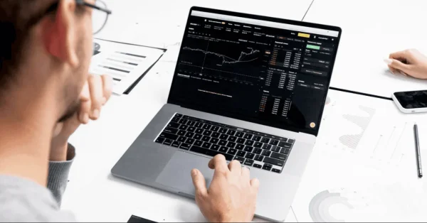 كيف يخدعنا عقلنا لاتخاذ قرارات مالية سيئة؟