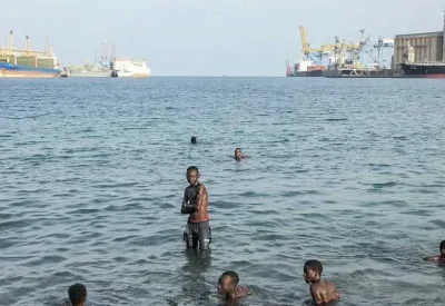 بين رصيف الباخرة والمياه العميقة.. قفزة جريئة أنقذت راكباً سودانيا من الغرق
