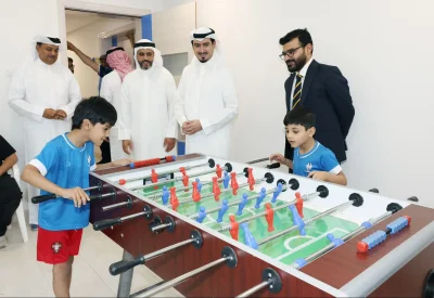 محافظ العاصمة يزور النشاطين الصيفيين بناديي سترة والنبيه صالح ويشيد بدورهما في تنمية مهارات النشء والشباب