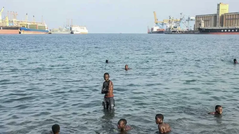 بين رصيف الباخرة والمياه العميقة.. قفزة جريئة أنقذت راكباً سودانيا من الغرق