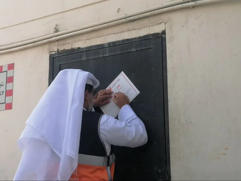 "الصناعة والتجارة" تضبط مخالفات تتعلق بالأسعار وسلامة المنتجات في منشأة تجارية بالمحافظة الجنوبية