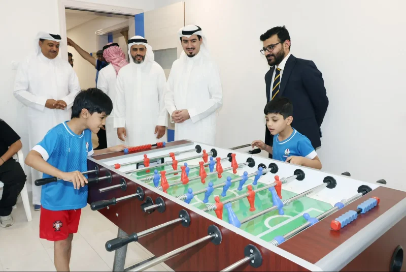 محافظ العاصمة يزور النشاطين الصيفيين بناديي سترة والنبيه صالح ويشيد بدورهما في تنمية مهارات النشء والشباب